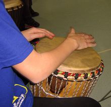 Nahaufnahme Kind beim Trommeln